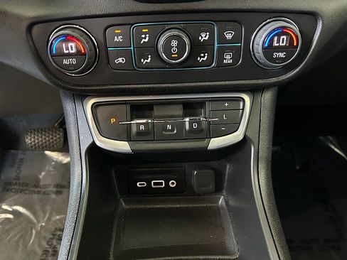 Used 2024 GMC Terrain SLT AWD/4WD image 25