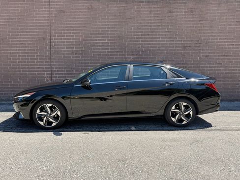Used 2023 Hyundai Elantra Limited w/ Preferred Accessory Package FWD image 2