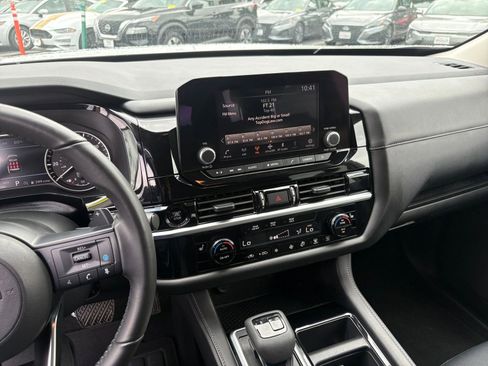 Used 2025 Nissan Pathfinder SV AWD/4WD image 17