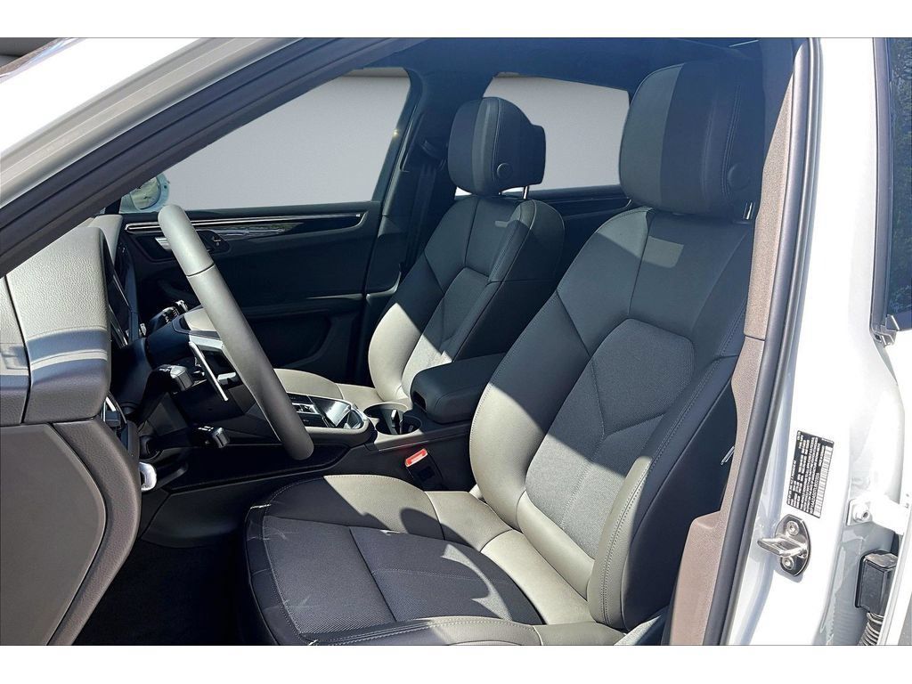 Used 2026 Porsche Macan AWD/4WD image 24