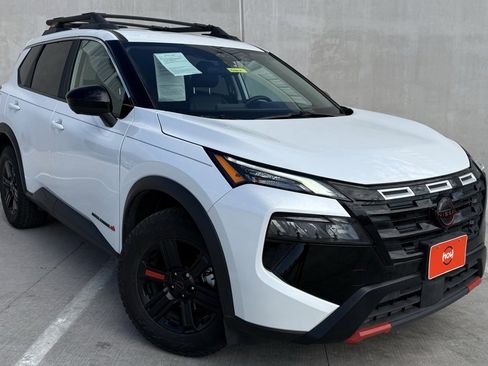 Used 2025 Nissan Rogue SV image 1