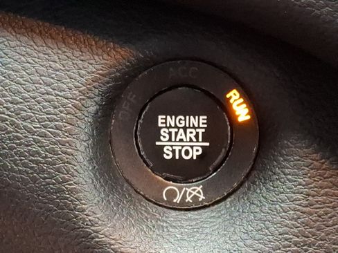 Used 2019 Jeep Cherokee Latitude Plus w/ Cold Weather Group AWD/4WD image 25