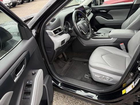 Certified 2023 Toyota Highlander XLE image 11