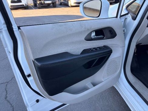 Used 2018 Chrysler Pacifica Limited image 8