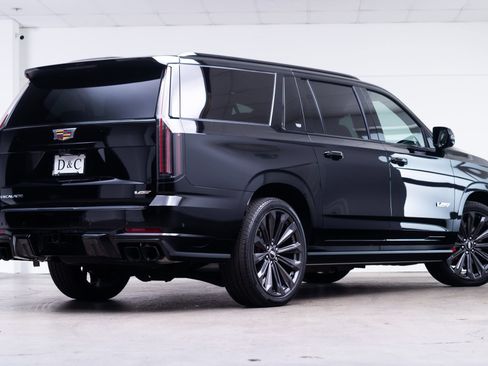 Used 2025 Cadillac Escalade ESV V AWD/4WD image 6