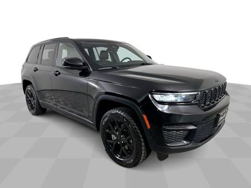 Used 2024 Jeep Grand Cherokee Altitude AWD/4WD image 2