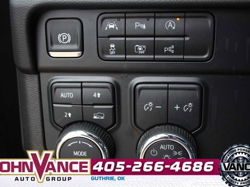 Used 2025 Chevrolet Suburban Premier AWD/4WD image 33