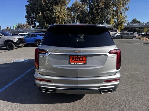 Used 2025 Cadillac XT6 Premium Luxury image 6