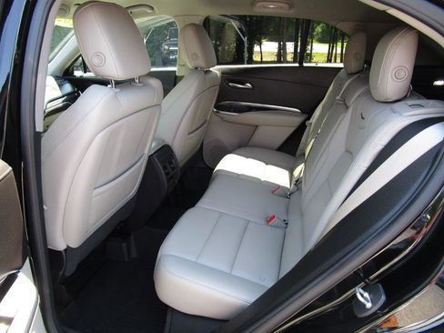 Used 2021 Cadillac XT4 Luxury w/ Cold Weather Package FWD image 16
