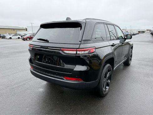 Used 2025 Jeep Grand Cherokee Altitude AWD/4WD image 8