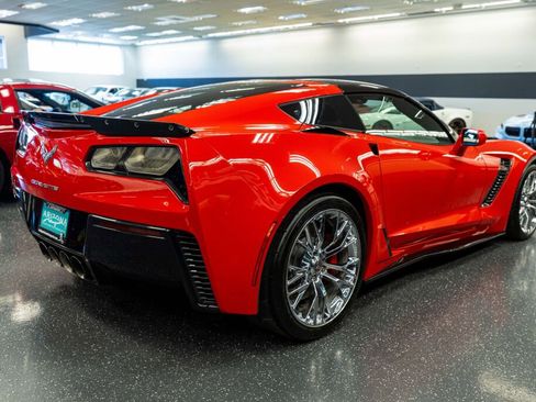 Used 2015 Chevrolet Corvette Z06 w/ 3LZ Preferred Equipment Group image 4