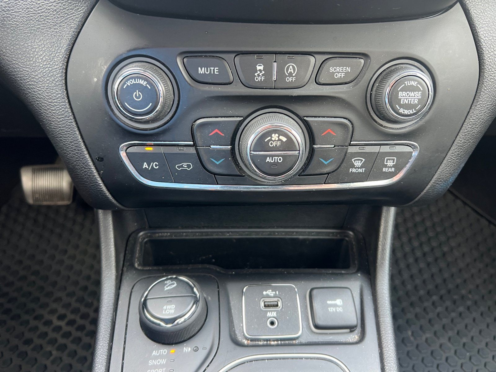 Used 2019 Jeep Cherokee Latitude Plus w/ Comfort/Convenience Group AWD/4WD image 15