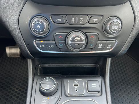 Used 2019 Jeep Cherokee Latitude Plus w/ Comfort/Convenience Group AWD/4WD image 15
