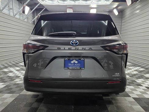 Used 2023 Toyota Sienna XLE FWD image 6