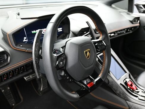 Used 2022 Lamborghini Huracan EVO RWD image 17