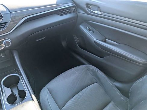 Used 2024 Nissan Altima 2.5 SV FWD image 16
