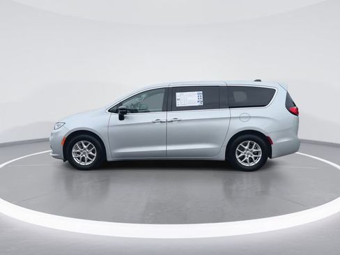 Used 2024 Chrysler Pacifica Touring-L FWD image 5