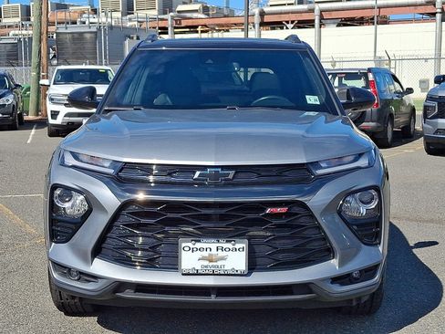 Used 2023 Chevrolet TrailBlazer RS w/ Sun and Liftgate Package AWD/4WD image 2
