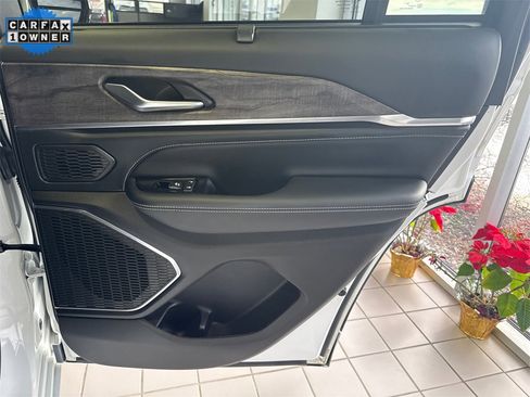 Used 2023 Jeep Grand Cherokee Overland w/ Luxury Tech Group IV image 33