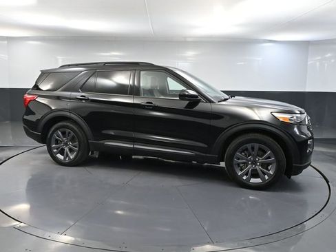 Used 2024 Ford Explorer XLT w/ XLT Sport Appearance Package image 4
