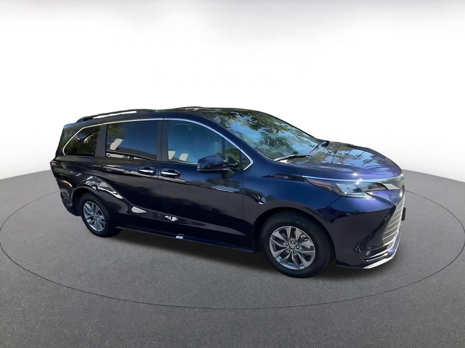 Used 2025 Toyota Sienna XLE FWD image 2