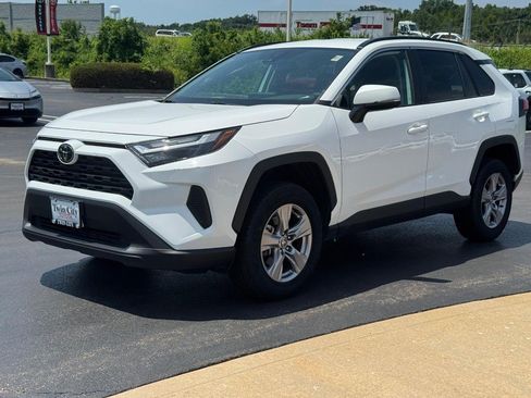 Used 2025 Toyota RAV4 XLE AWD/4WD image 9