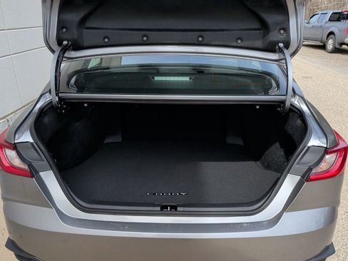 Used 2025 Toyota Camry SE image 9