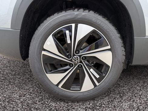New 2025 Volkswagen Taos SE image 14