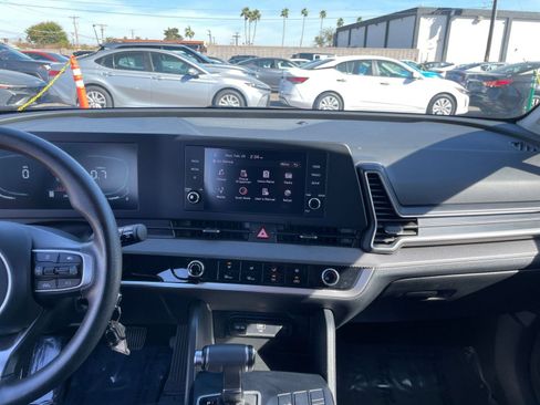 Used 2025 Kia Sportage LX FWD image 17