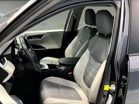 Used 2022 Toyota RAV4 XLE Premium image 12