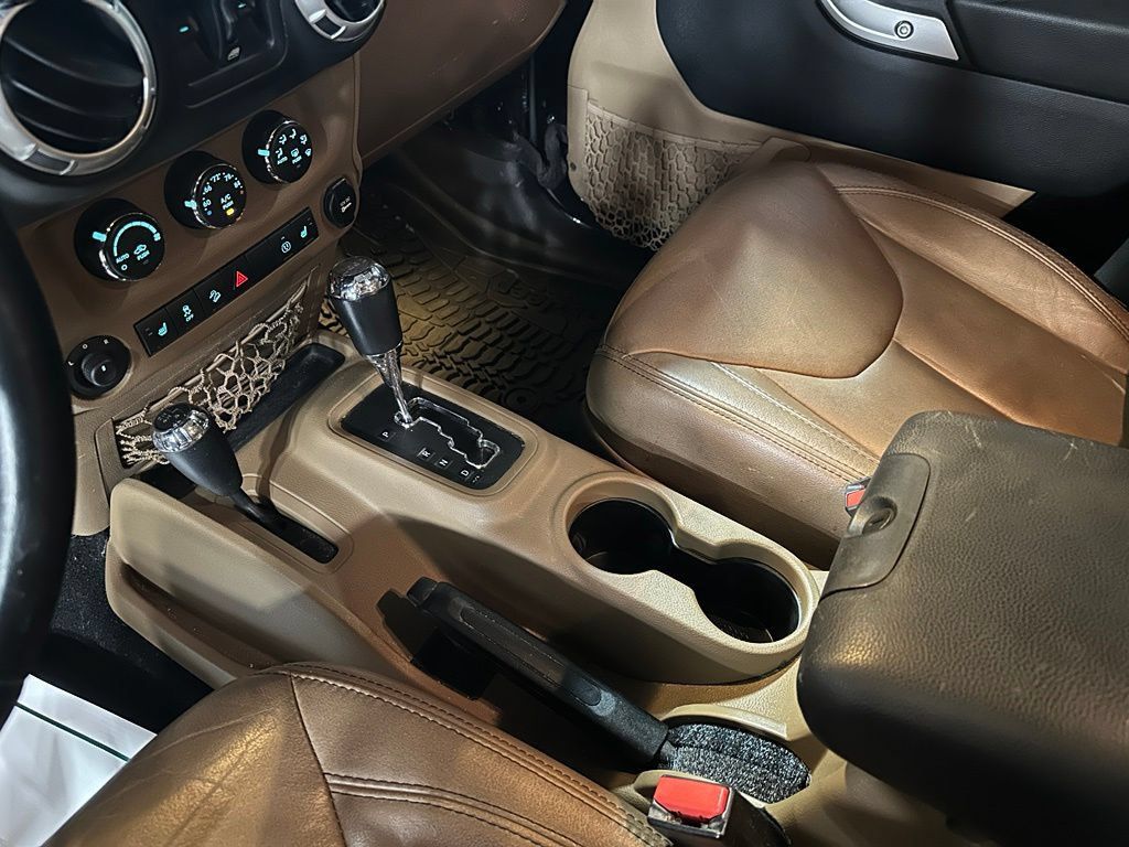 Used 2015 Jeep Wrangler Unlimited Sahara w/ Connectivity Group AWD/4WD image 17