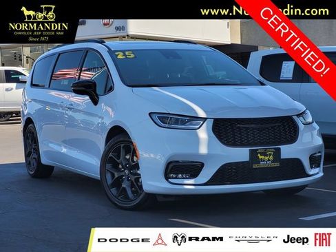 Certified 2025 Chrysler Pacifica Limited FWD image 1