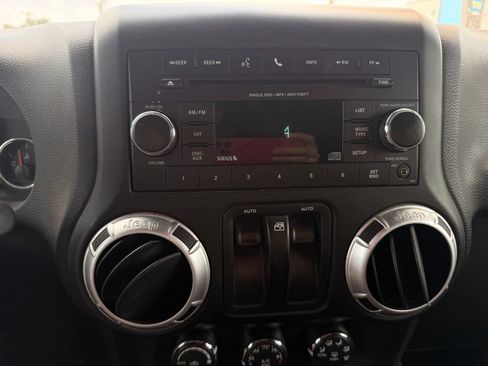 Used 2015 Jeep Wrangler Rubicon w/ Power Convenience Group AWD/4WD image 16