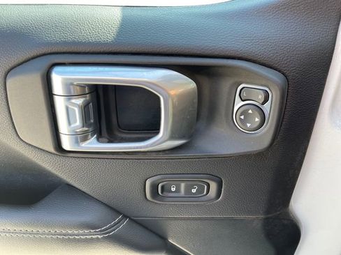Used 2022 Jeep Wrangler Unlimited Sahara AWD/4WD image 31
