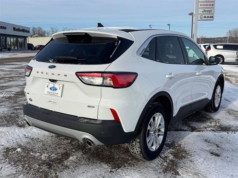 Used 2022 Ford Escape SE image 3
