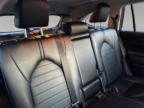 Used 2023 Toyota Highlander XLE image 18