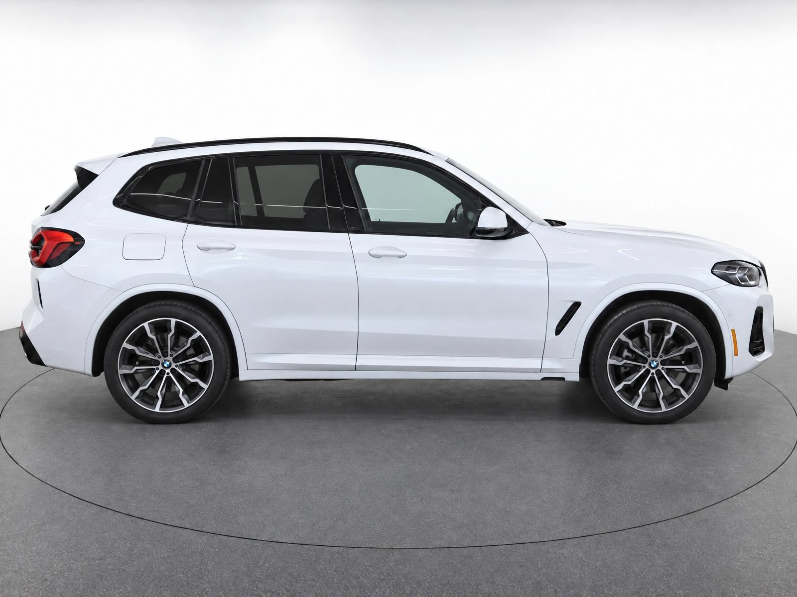 Used 2022 BMW X3 xDrive30i w/ M Sport Package AWD/4WD image 4