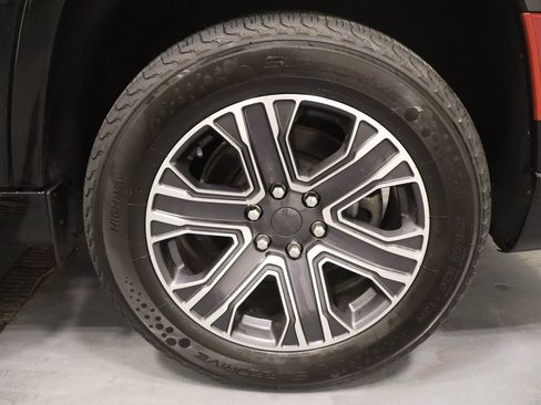 Certified 2024 Jeep Wagoneer L Series II w/ Flexible Seating Group image 25