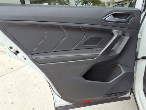 Used 2023 Volkswagen Tiguan SE image 16