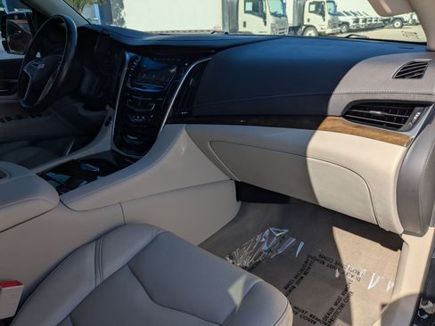 Used 2020 Cadillac Escalade ESV Luxury AWD/4WD image 31