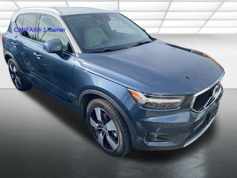 Used 2021 Volvo XC40 T5 Momentum w/ Premium Package image 2
