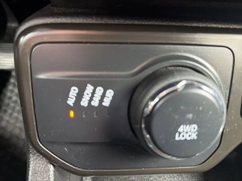 Used 2020 Jeep Renegade Latitude w/ Cold Weather Group AWD/4WD image 19