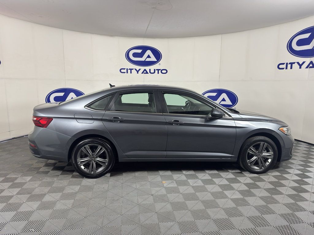 Used 2022 Volkswagen Jetta SE FWD image 2