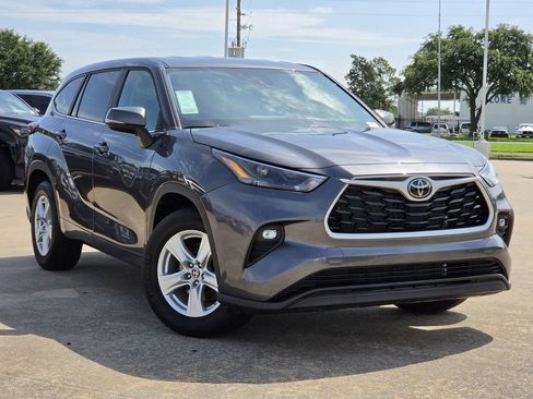 Used 2025 Toyota Highlander LE FWD image 2