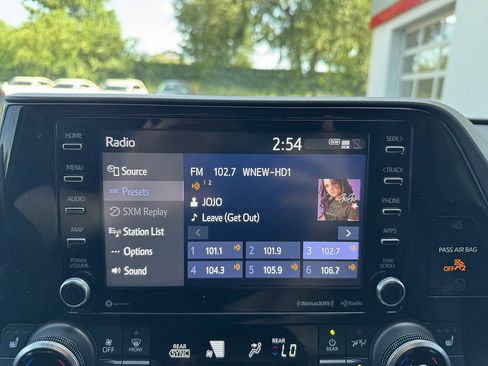 Used 2022 Toyota Highlander XLE AWD/4WD image 16