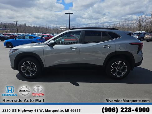 Used 2024 Chevrolet Trax LT w/ Driver Confidence Package FWD image 4