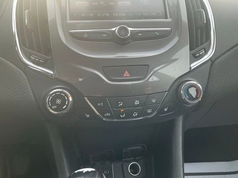 Used 2018 Chevrolet Cruze LT w/ Convenience Package image 20