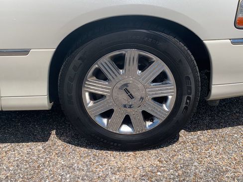 Used 2004 Lincoln Town Car Ultimate RWD image 7