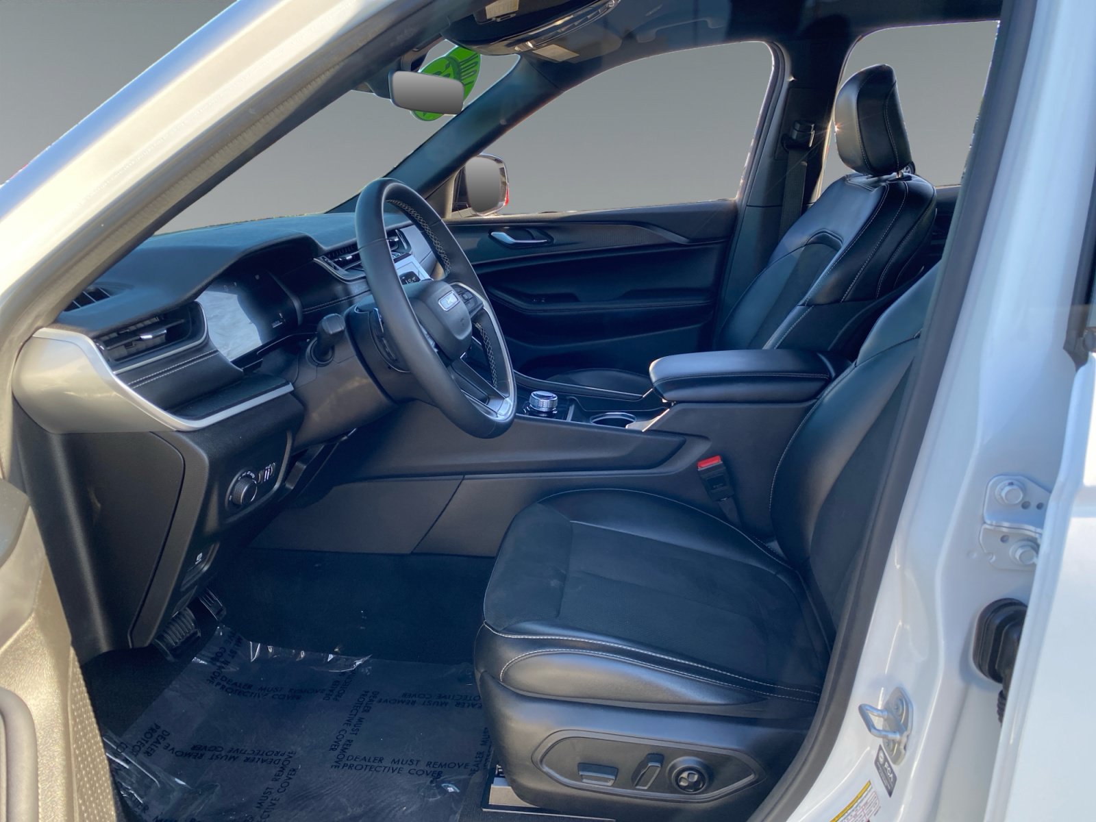 Used 2025 Jeep Grand Cherokee Altitude AWD/4WD image 9