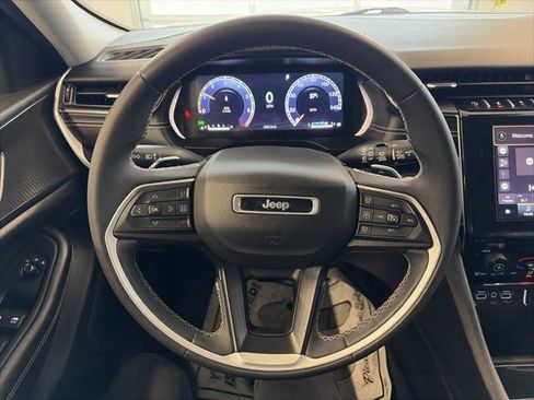 Used 2023 Jeep Grand Cherokee Laredo image 17